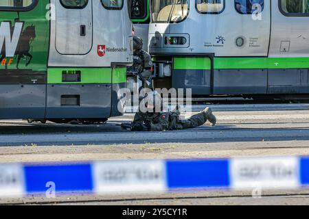 Polizeidirektion Hannover übt eine Geiselnahme SEK-Beamte verschanzt sich neben Straßenbahnen Hannöver Üstra Depot Glocksee Niedersachsen, Region Hannover Deutschland *** Polizeidirektion Hannover übt Geiselnahme SEK-Beamte, die neben Straßenbahnen verwurzelt sind Hannover Üstra Depot Glocksee Niedersachsen, Region Hannover Deutschland Stockfoto