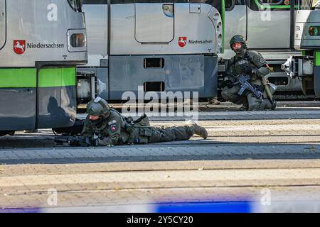 Polizeidirektion Hannover übt eine Geiselnahme SEK-Beamte verschanzt sich neben Straßenbahnen Hannöver Üstra Depot Glocksee Niedersachsen, Region Hannover Deutschland *** Polizeidirektion Hannover übt Geiselnahme SEK-Beamte, die neben Straßenbahnen verwurzelt sind Hannover Üstra Depot Glocksee Niedersachsen, Region Hannover Deutschland Stockfoto