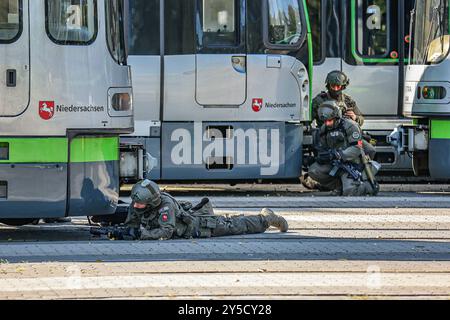 Polizeidirektion Hannover übt eine Geiselnahme SEK-Beamte verschanzt sich neben Straßenbahnen Hannöver Üstra Depot Glocksee Niedersachsen, Region Hannover Deutschland *** Polizeidirektion Hannover übt Geiselnahme SEK-Beamte, die neben Straßenbahnen verwurzelt sind Hannover Üstra Depot Glocksee Niedersachsen, Region Hannover Deutschland Stockfoto