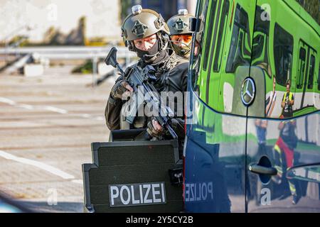 Polizeidirektion Hannover übt eine Geiselnahme ein SEK-Beamter verschanzt sich neben einer Straßenbahn. Hannvenue Üstra Depot Glocksee Niedersachsen, Region Hannover Deutschland *** Polizei Hannover übt Geiselnahme ein SEK-Offizier verhaftet sich neben einer Straßenbahn Hannover Üstra Depot Glocksee Niedersachsen, Region Hannover Deutschland Stockfoto