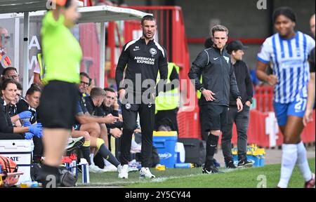 Crawley UK 21. September 2024 - Brighton Mannschaftsmanager Dario Vidosic während des Barclays Women's Super League Fußballspiels zwischen Brighton & Hove Albion und Everton im Broadfield Stadium in Crawley : Credit Simon Dack /TPI/ Alamy Live News Stockfoto