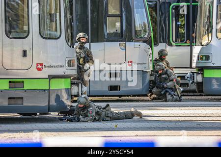 Polizeidirektion Hannover übt eine Geiselnahme SEK-Beamte verschanzt sich neben Straßenbahnen Hannöver Üstra Depot Glocksee Niedersachsen, Region Hannover Deutschland *** Polizeidirektion Hannover übt Geiselnahme SEK-Beamte, die neben Straßenbahnen verwurzelt sind Hannover Üstra Depot Glocksee Niedersachsen, Region Hannover Deutschland Stockfoto