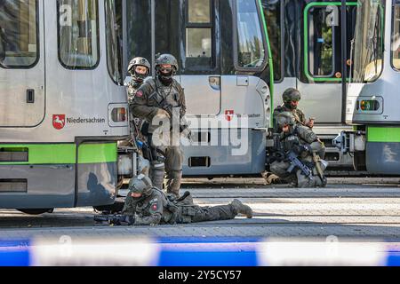 Polizeidirektion Hannover übt eine Geiselnahme SEK-Beamte verschanzt sich neben Straßenbahnen Hannöver Üstra Depot Glocksee Niedersachsen, Region Hannover Deutschland *** Polizeidirektion Hannover übt Geiselnahme SEK-Beamte, die neben Straßenbahnen verwurzelt sind Hannover Üstra Depot Glocksee Niedersachsen, Region Hannover Deutschland Stockfoto