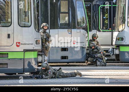 Polizeidirektion Hannover übt eine Geiselnahme SEK-Beamte verschanzt sich neben Straßenbahnen Hannöver Üstra Depot Glocksee Niedersachsen, Region Hannover Deutschland *** Polizeidirektion Hannover übt Geiselnahme SEK-Beamte, die neben Straßenbahnen verwurzelt sind Hannover Üstra Depot Glocksee Niedersachsen, Region Hannover Deutschland Stockfoto