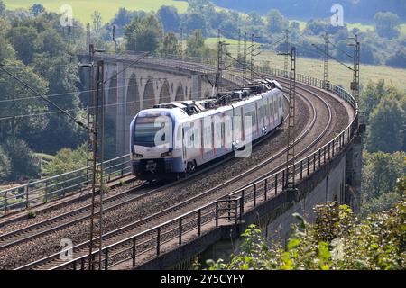 Eisenbahnverkehr auf dem Eisenbahnviadukt Altenbeken. S-Bahn Zug der S-Bahn Hannover Transdev Hannover, S5 Paderborn - Hannover Flughafen. Stadler Flirt 3XL Triebzüge. Altenbeken, Nordrhein-Westfalen, DEU, Deutschland, 03.09.2024 *** Eisenbahnverkehr auf dem Altenbeken-Eisenbahnviadukt S-Bahn-Zug der S-Bahn Hannover Transdev Hannover , S5 Paderborn Hannover Flughafen Stadler Flirt 3XL werden Triebzüge verwendet Altenbeken, Nordrhein Westfalen, DEU, Deutschland, 03 09 2024 Stockfoto