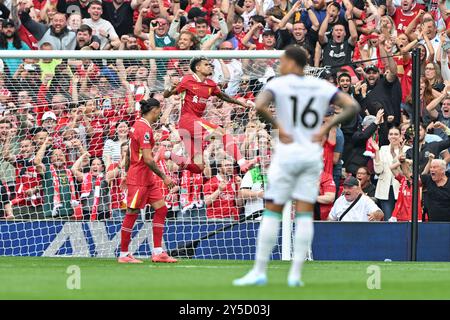 Liverpool, Großbritannien. September 2024. Luis Díaz aus Liverpool feiert sein Ziel, es 2-0 Liverpool während des Premier League-Spiels Liverpool gegen Bournemouth in Anfield, Liverpool, Vereinigtes Königreich, 21. September 2024 (Foto: Cody Froggatt/News Images) in Liverpool, Vereinigtes Königreich am 21. September 2024 zu erreichen. (Foto: Cody Froggatt/News Images/SIPA USA) Credit: SIPA USA/Alamy Live News Stockfoto
