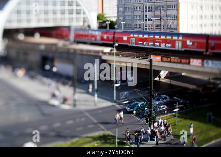 Berlin, Deutschland, 21. Juli 2009, Ein pulsierender Blick auf den Bahnhof Alexanderplatz mit Zügen und Fußgängern in einer lebhaften städtischen Umgebung in Berlin Stockfoto