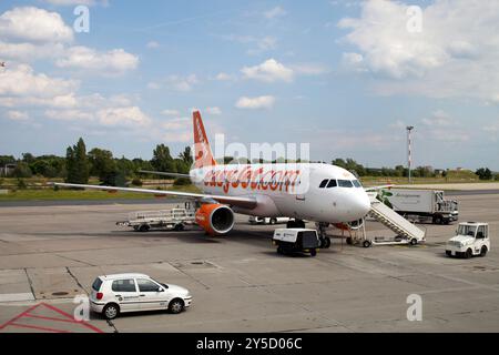 Berlin, Deutschland, 21. Juli 2009, ein EasyJet-Flugzeug parkt auf dem Asphalt des Flughafens Schönefeld in Berlin, wobei sich die Bodenbesatzung auf den Passagier b vorbereitet Stockfoto