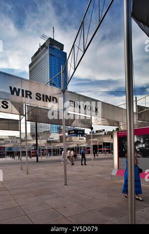 Berlin, Deutschland, 21. Juli 2009, Besucher erkunden die Ausstellung Friedliche Revolution am Alexanderplatz inmitten historischer Sehenswürdigkeiten und moderner Architektur Stockfoto