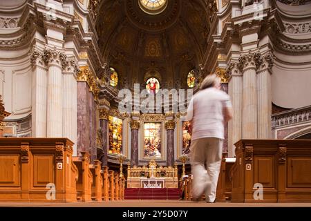 Berlin, Deutschland, 21. Juli 2009, Besucher erkunden das prächtige Innere des Berliner Doms und bewundern dessen architektonische Schönheit und Buntglas. Stockfoto