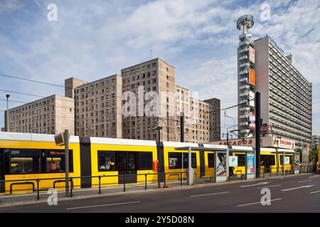 Berlin, Deutschland, 21. Juli 2009 fährt Eine Straßenbahn durch die Karl-Liebknecht-Straße, umgeben von moderner Architektur in Berlin. Stockfoto