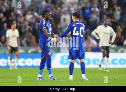 Stephy Mavididi (links) aus Leicester City feiert mit Facundo Buonanotte, nachdem sie im Premier League-Spiel im King Power Stadium in Leicester das erste Tor des Spiels erzielt hat. Bilddatum: Samstag, 21. September 2024. Stockfoto