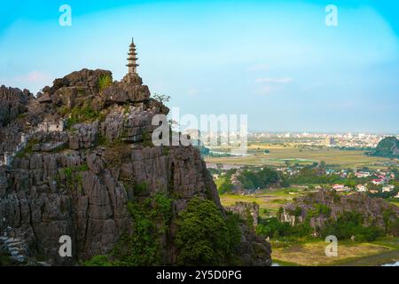 Traditionelle vietnamesische Pagode auf dem Berg in Ninh Binh. Wunderschöne Pagode in der Mua-Höhle mit Panoramablick auf die Landschaft Stockfoto