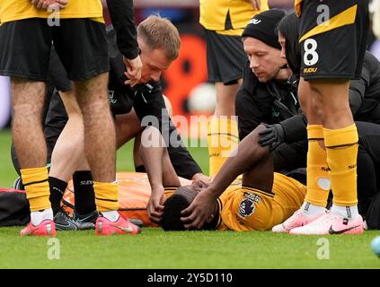 Wolverhampton Wanderers' Yerson Mosquera erwiderte sich einer Verletzung während des Premier League-Spiels in Villa Park, Birmingham. Bilddatum: Samstag, 21. September 2024. Stockfoto