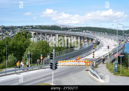 Tromso, Norwegen - 07.04.2024: Geschlossener Eingang der Tromso-Brücke in Tromso, Norwegen Stockfoto