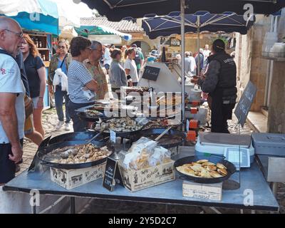 Verkaufsstand mit frisch zubereiteten Speisen, La Flotte Market Île de Ré Stockfoto