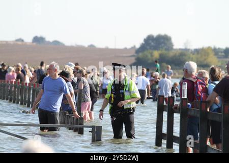 Mersea Island, Großbritannien. September 2024. Das jährliche Rennen um die Insel fand heute um Mersea Island in Essex statt. Segelschiffe aller Art nehmen an der Veranstaltung Teil. Die Besatzungen müssen ihre Boote über den Strood transportieren, der einzigen Straße auf und vor der Insel, die bei außergewöhnlich hohen Fluten überschwemmt wird. Credit:Eastern Views/Alamy Live News Stockfoto