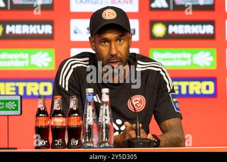 Düsseldorf, Deutschland. September 2024. Cheftrainer Daniel THIOUNE (D) auf der Pressekonferenz, erleichtert; Fußball 2. Bundesliga-Saison 2024/2025, 6. Spieltag, 6. Spieltag, Fortuna Düsseldorf (D) - FC Köln (K) 2-2, Düsseldorf gegen Köln, F95 gegen KOE, am 21.09.2024, M erkur S pielarena Credit: dpa/Alamy Live News Stockfoto