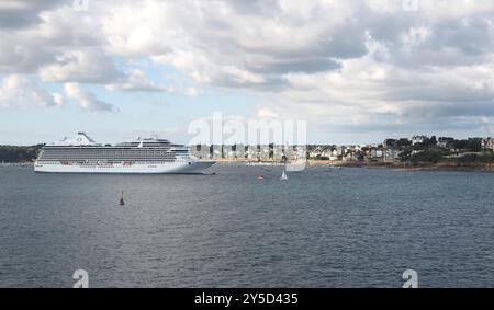 Ms Marina, Kreuzfahrtschiff Ozeanien, vor Dinard vor Anker gebracht, von einer Fähre aus gesehen, die Saint Malo verlässt Stockfoto