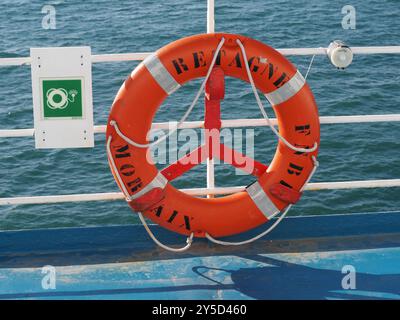 Rettungsschwimmer auf der Bretagne Fähre Bretagne Stockfoto