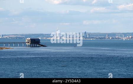 Wenn Sie sich dem Hafen von Porstmouth nähern, befindet sich die Bembridge Life Boat Station auf der linken Vorderseite, der Spinnaker Tower in der Ferne Stockfoto