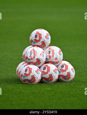 Crawley UK 21. September 2024 - WSL-Bälle während des Barclays Women's Super League Fußballspiels zwischen Brighton & Hove Albion und Everton im Broadfield Stadium in Crawley : Credit Simon Dack /TPI/ Alamy Live News. Nur redaktionelle Verwendung. Kein Merchandising. Stockfoto