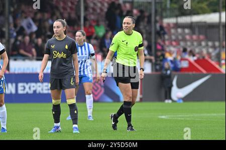 Crawley UK 21. September 2024 - Schiedsrichter Lauren Impey während des Barclays Women's Super League Fußballspiels zwischen Brighton & Hove Albion und Everton im Broadfield Stadium in Crawley : Credit Simon Dack /TPI/ Alamy Live News. Nur redaktionelle Verwendung. Kein Merchandising. Stockfoto