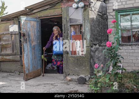 Jewhen Wasyliev/Le Pictorium - Evakuierung Pokrovsk, Region Donezk, Ukraine. September 2024. Ukraine/Region Donezk/Pokrowsk - die Bevölkerung verlässt weiterhin die Gemeinde Pokrowsk. Am 5. September 2024 wurde der Evakuierungszug aus Sicherheitsgründen von den örtlichen Behörden eingestellt. Die Menschen verlassen sich nun allein oder werden von Freiwilligen und Organisationen evakuiert. In Pokrowsk bleiben etwa 16.000 Einwohner, darunter 177 Kinder. Quelle: LE PICTORIUM/Alamy Live News Stockfoto