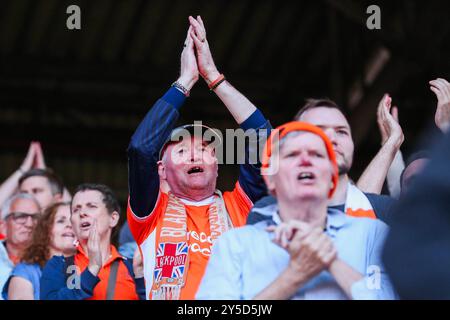 Blackpool Fans feiern nach dem Sieg des Teams nach dem Spiel Charlton Athletic vs Blackpool at the Valley, London, Großbritannien, 21. September 2024 (Foto: Izzy Poles/News Images) Stockfoto