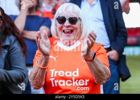 Blackpool Fans feiern nach dem Sieg des Teams nach dem Spiel Charlton Athletic vs Blackpool at the Valley, London, Großbritannien, 21. September 2024 (Foto: Izzy Poles/News Images) Stockfoto