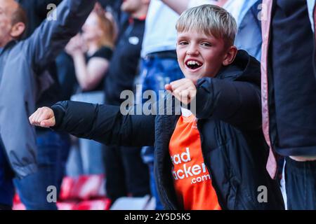 Blackpool Fans feiern nach dem Sieg des Teams nach dem Spiel Charlton Athletic vs Blackpool at the Valley, London, Großbritannien, 21. September 2024 (Foto: Izzy Poles/News Images) Stockfoto