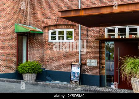 Hintereingang zum Südspeicher, ehemaliger Getreidespeicher und heute Boutique-Hotel in Kappeln an der Schlei. Die neue Architektur des Hotels Südhafen verbindet Moderne mit alten Elementen. Bahnhofsweg, Kappeln, Schleswig-Holstein, Deutschland Stockfoto