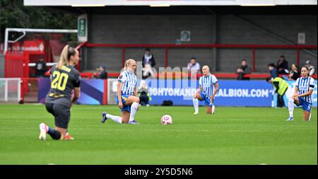 Crawley UK 21. September 2024 - Spieler schlagen das Knie während des Barclays Women's Super League Fußballspiels zwischen Brighton & Hove Albion und Everton im Broadfield Stadium in Crawley: Credit Simon Dack /TPI/ Alamy Live News. Nur redaktionelle Verwendung. Kein Merchandising. Stockfoto