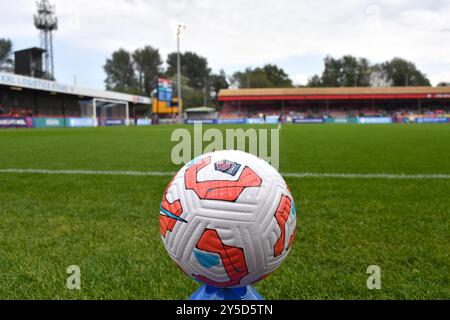 Crawley UK 21. September 2024 - das Barclays Women's Super League Fußballspiel zwischen Brighton & Hove Albion und Everton im Broadfield Stadium in Crawley : Credit Simon Dack /TPI/ Alamy Live News - nur redaktionelle Verwendung. Kein Merchandising. Stockfoto