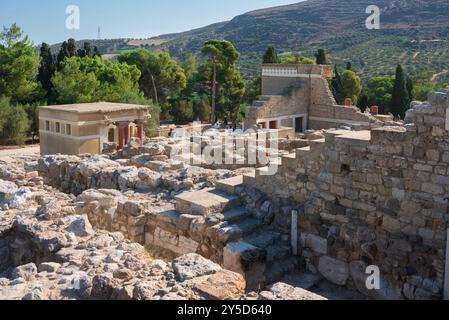 Ruinen des antiken Griechenlands, Blick über die weitläufigen Ruinen des alten minoischen Palastes von Knossos auf Kreta, Griechenland. Stockfoto