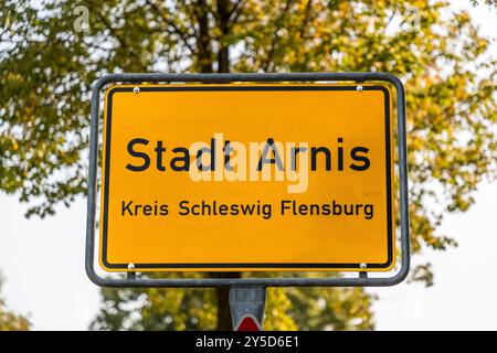 Das Stadteingangszeichen von Arnis, der kleinsten Stadt Deutschlands, mit weniger als 300 Einwohnern und einer Fläche von 0,45 km², Landkreis Schleswig Flensburg. Stadtzeichen der kleinsten Stadt Deutschlands: Arnis. Friedenshöher Straße, Kappeln-Land, Schleswig-Holstein, Deutschland Stockfoto