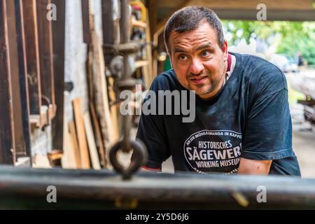 Mitarbeiter im Werk Amanda, mit Showwerkstatt und Auftragsarbeit zum Schneiden von Stämmen. Die Amanda-Mühle in Kappeln ist eine Windmühle, in der noch heute ein Sägewerk als funktionierendes Museum in Betrieb ist. Hindenburgstraße, Kappeln, Schleswig-Holstein, Deutschland Stockfoto