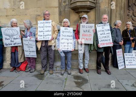 Bath, UK. September 2024. Demonstranten werden vor der Abtei von Bath vor dem protestmarsch durch das Zentrum von Bath gesichtet. Der Protest "Kampf gegen den Klimawandel - Krieg nicht anheizen" wurde von der Extinction Rebellion Bath und der Bath-Gruppe "Stop war" organisiert und fand statt, um die Tatsache zu unterstreichen, dass Großbritannien sieben Mal so viel für Waffen ausgibt wie für den Klimawandel. Quelle: Lynchpics/Alamy Live News Stockfoto