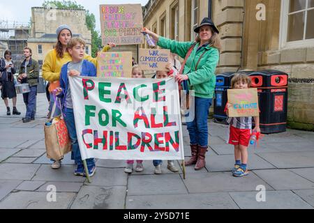 Bath, UK. September 2024. Die Demonstranten des Klimawandels werden vor der Bath Abbey abgebildet, während sie an einem protestmarsch durch das Zentrum von Bath teilnehmen. Der Protest "Kampf gegen den Klimawandel - Krieg nicht anheizen" wurde von der Extinction Rebellion Bath und der Bath-Gruppe "Stop war" organisiert und fand statt, um die Tatsache zu unterstreichen, dass Großbritannien sieben Mal so viel für Waffen ausgibt wie für den Klimawandel. Quelle: Lynchpics/Alamy Live News Stockfoto