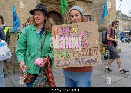 Bath, UK. September 2024. Demonstranten werden vor der Abtei von Bath vor dem protestmarsch durch das Zentrum von Bath gesichtet. Der Protest "Kampf gegen den Klimawandel - Krieg nicht anheizen" wurde von der Extinction Rebellion Bath und der Bath-Gruppe "Stop war" organisiert und fand statt, um die Tatsache zu unterstreichen, dass Großbritannien sieben Mal so viel für Waffen ausgibt wie für den Klimawandel. Quelle: Lynchpics/Alamy Live News Stockfoto