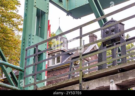 Tiefwinkelperspektive der Zugbrücke, ein- oder Ausstieg der manuellen Schleuse Nr. 19, außerhalb der Stadt Maastricht, Stahlträgerkonstruktion, Gebäude im Hinterland Stockfoto