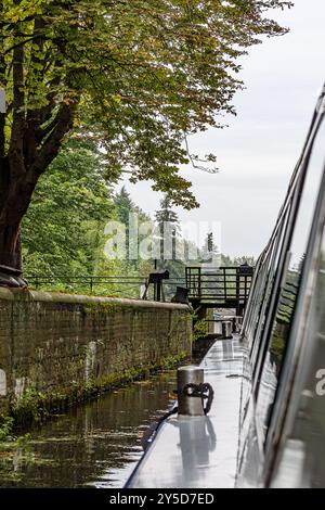 Kanalwand an manueller Schleuse Nr. 19 von der Seite eines Schiffes aus gesehen, Navigation für kleine Boote außerhalb der Stadt Maastricht, Laub im Hintergrund, bewölktes d Stockfoto