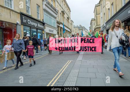 Bath, UK. September 2024. Die Demonstranten des Klimawandels werden im Bild dargestellt, als sie an einem protestmarsch durch das Zentrum von Bath teilnehmen. Der Protest "Kampf gegen den Klimawandel - Krieg nicht anheizen" wurde von der Extinction Rebellion Bath und der Bath-Gruppe "Stop war" organisiert und fand statt, um die Tatsache zu unterstreichen, dass Großbritannien sieben Mal so viel für Waffen ausgibt wie für den Klimawandel. Quelle: Lynchpics/Alamy Live News Stockfoto