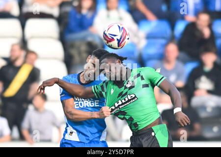 Gatlin Odonkor (24 Bristol Rovers) und Jadel Katongo (27 Peterborough United) treten am Samstag, den 21. September 2024, in der Sky Bet League 1 zwischen Peterborough und den Bristol Rovers in der London Road in Peterborough um den Ball. (Foto: Kevin Hodgson | MI News) Credit: MI News & Sport /Alamy Live News Stockfoto