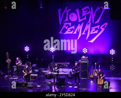 20. September 2024, Virginia Beach, Virginia, USA: Die GEWALTTÄTIGEN FRAUEN unterhalten die Leute im Sandler Center in Virginia Beach, Virginia am 20. September 2024...Foto Â Jeff Moore (Credit Image: © Jeff Moore/ZUMA Press Wire) NUR REDAKTIONELLE VERWENDUNG! Nicht für kommerzielle ZWECKE! Stockfoto