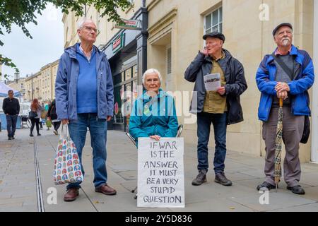 Bath, UK. September 2024. Die Demonstranten stehen vor der Barclays Bank, während sie an einem protestmarsch durch das Zentrum von Bath teilnehmen. Barclays wurde für seine Investitionen in Waffenlieferanten kritisiert. Der Protest "Kampf gegen den Klimawandel - Krieg nicht anheizen" wurde von der Extinction Rebellion Bath und der Bath-Gruppe "Stop war" organisiert und fand statt, um die Tatsache zu unterstreichen, dass Großbritannien sieben Mal so viel für Waffen ausgibt wie für den Klimawandel. Quelle: Lynchpics/Alamy Live News Stockfoto