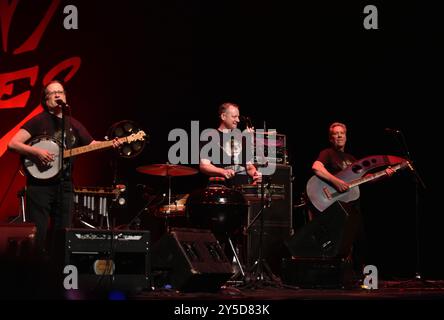 20. September 2024, Virginia Beach, Virginia, USA: Die GEWALTTÄTIGEN FRAUEN unterhalten die Leute im Sandler Center in Virginia Beach, Virginia am 20. September 2024...Foto Â Jeff Moore (Credit Image: © Jeff Moore/ZUMA Press Wire) NUR REDAKTIONELLE VERWENDUNG! Nicht für kommerzielle ZWECKE! Stockfoto