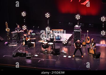 20. September 2024, Virginia Beach, Virginia, USA: Die GEWALTTÄTIGEN FRAUEN unterhalten die Leute im Sandler Center in Virginia Beach, Virginia am 20. September 2024...Foto Â Jeff Moore (Credit Image: © Jeff Moore/ZUMA Press Wire) NUR REDAKTIONELLE VERWENDUNG! Nicht für kommerzielle ZWECKE! Stockfoto