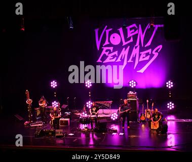 20. September 2024, Virginia Beach, Virginia, USA: Die GEWALTTÄTIGEN FRAUEN unterhalten die Leute im Sandler Center in Virginia Beach, Virginia am 20. September 2024...Foto Â Jeff Moore (Credit Image: © Jeff Moore/ZUMA Press Wire) NUR REDAKTIONELLE VERWENDUNG! Nicht für kommerzielle ZWECKE! Stockfoto