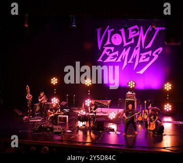 20. September 2024, Virginia Beach, Virginia, USA: Die GEWALTTÄTIGEN FRAUEN unterhalten die Leute im Sandler Center in Virginia Beach, Virginia am 20. September 2024...Foto Â Jeff Moore (Credit Image: © Jeff Moore/ZUMA Press Wire) NUR REDAKTIONELLE VERWENDUNG! Nicht für kommerzielle ZWECKE! Stockfoto